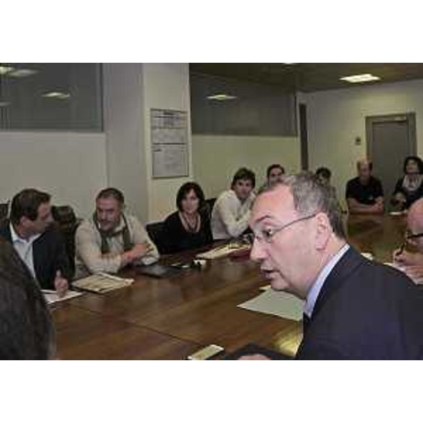 Sergio Bolzonello (Vicepresidente Regione FVG e assessore Attività produttive) al Tavolo COOPCA con le organizzazioni sindacali, il presidente di COOPCA, il consulente tecnico del Consiglio di Amministrazione, il presidente di Legacoop FVG e il segretario generale di Confcooperative FVG - Udine 29/05/2015