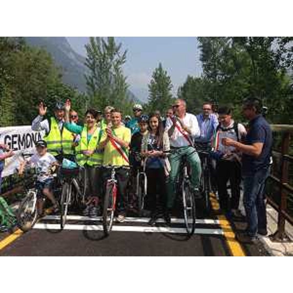 Mariagrazia Santoro (Assessore regionale Infrastrutture e Mobilità) all'inaugurazione del tratto della Ciclovia Alpe Adria Radweg (CAAR) tra Venzone e il ponte sul Tagliamento di Braulins - 30/05/2015