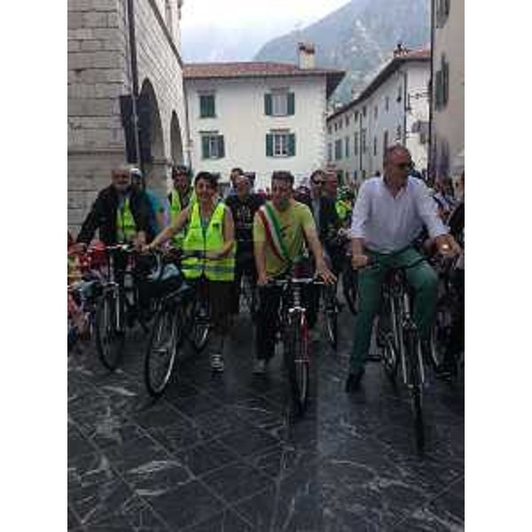 Mariagrazia Santoro (Assessore regionale Infrastrutture e Mobilità) all'inaugurazione del tratto della Ciclovia Alpe Adria Radweg (CAAR) tra Venzone e il ponte sul Tagliamento di Braulins - 30/05/2015