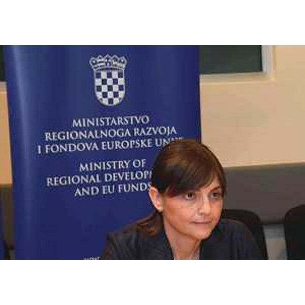 SerracchianiMinistero SviluppoRegionaleEfondiEuropei - Debora Serracchiani (Presidente Friuli Venezia Giulia) al Minsitero dello Sviluppo regionale e Fondi europei – Zagabria 03/06/2015