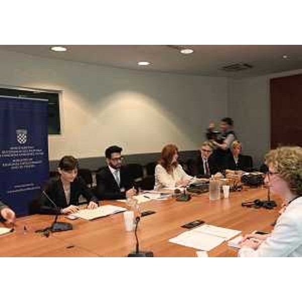 SerracchianiBubanovic - Debora Serracchiani (Presidente Friuli Venezia Giulia), Helga Bubanovic (sottosegretario Sviluppo regionale e Fondi europei) – Zagabria 03/06/2015