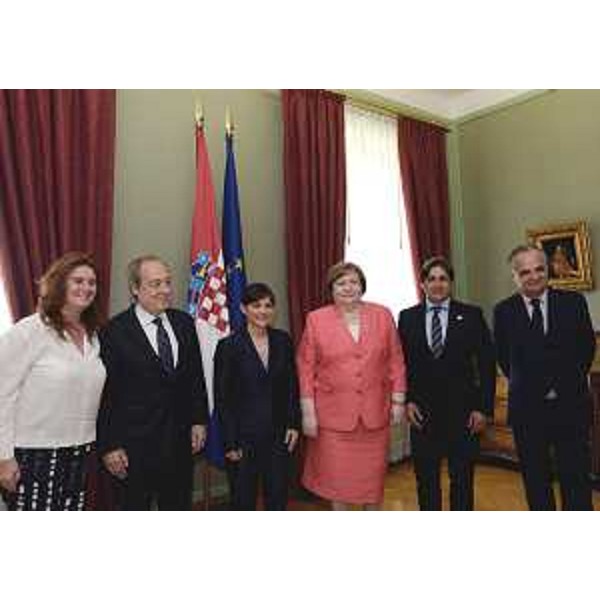 SerracchianiZgrebecSommaRadinDalessandroMurkovic – Emanuela D’Alessandro (ambasciatore d’Italia a Zagabria), Furio Radin (deputato Minoranza italiana al Sabor e presidente Unione Italiana di Croazia e Slovenia), Debora Serracchiani (Presidente Friuli Venezia Giulia), Dragica Zgrebec (vicepresidente Parlamento Croazia), Fabrizio Somma (presidente Università Popolare Trieste), Gian Carlo Murkovic (Finest) – Zagabria 03/06/2015