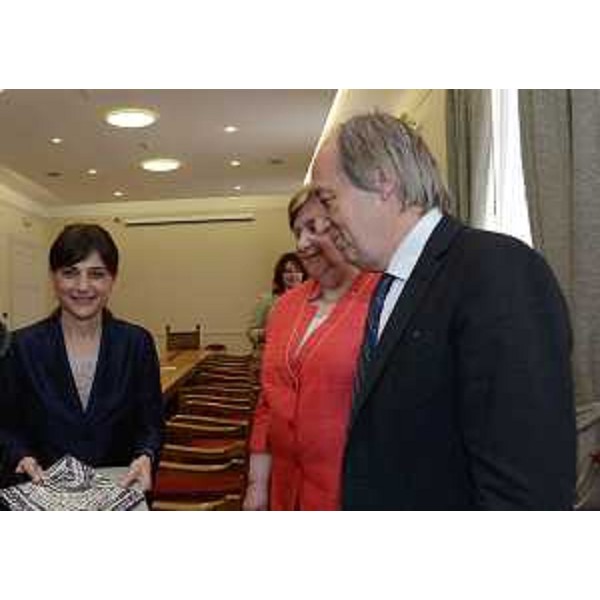 SerracchianiZgrebecRadin - Debora Serracchiani (Presidente Friuli Venezia Giulia), Dragica Zgrebec (vicepresidente Parlamento Croazia) e Furio Radin (deputato Minoranza italiana al Sabor e presidente Unione Italiana di Croazia e Slovenia) – Zagabria 03/06/2015
