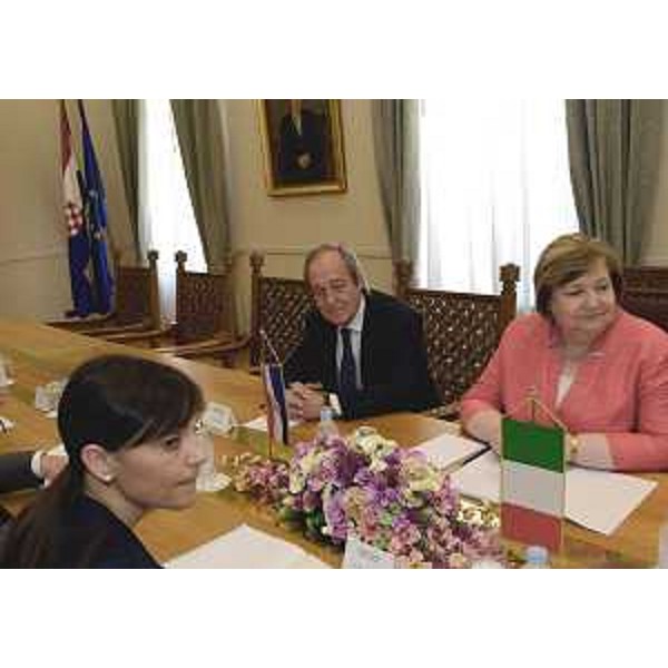 SerraccRadinZgrebec - Debora Serracchiani (Presidente Friuli Venezia Giulia), Dragica Zgrebec (vicepresidente Parlamento Croazia) e Furio Radin (deputato Minoranza italiana al Sabor e presidente Unione Italiana di Croazia e Slovenia) – Zagabria 03/06/2015