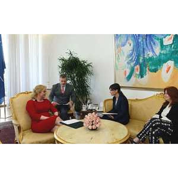 SerracchianiKitarovicDalessandro - Kolinda Grabar-Kitarovic (Presidente Croazia), Debora Serracchiani (presidente Friuli Venezia Giulia) ed Emanuela D’Alessandro (ambasciatore d’Italia a Zagabria) – Zagabria 03/06/2015