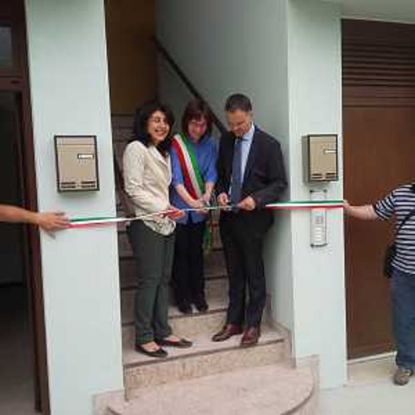 Santoro-Zanella-Mentil – Mariagrazia Santoro (Assessore regionale Edilizia), Laura Zanella (sindaco Amaro) e Massimo Mentil (amministratore unico ATER Alto Friuli) – Amaro 04/06/2015