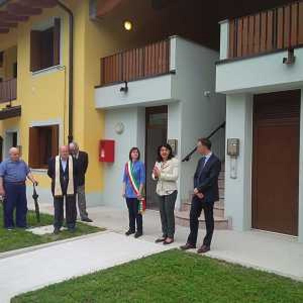 Zanella-Santoro-Mentil - Laura Zanella (Sindaco Amaro), Mariagrazia Santoro (assessore regionale Edilizia) e Massimo Mentil (amministratore unico ATER Alto Friuli) – Amaro 04/06/2015