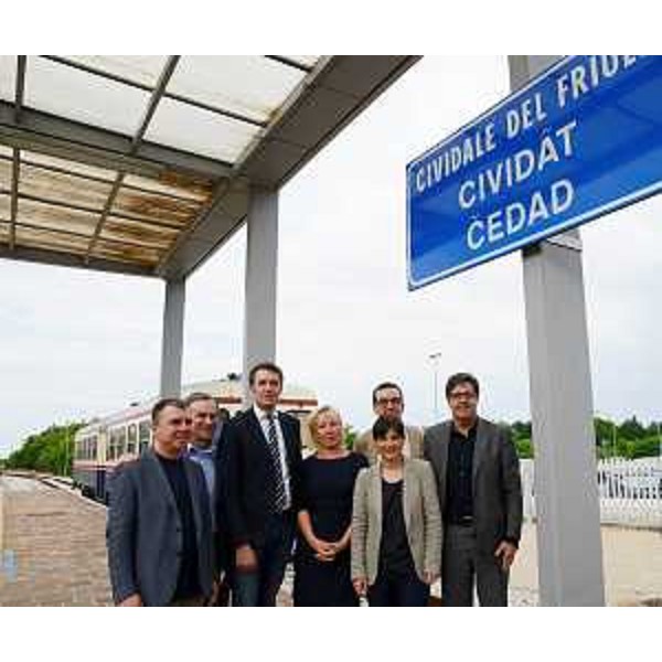 Lorenzo Fabbro (Presidente ARLeF), Armando Zecchinon (consigliere regionale), Stefano Balloch (sindaco Cividale), Daniela Briz (sindaco di Remanzacco), Carlo Giacomello (vicesindaco Udine), Debora Serracchiani (presidente Friuli Venezia Giulia) e Maurizio Ionico (amministratore unico FUC Srl) – Cividale 04/06/2015