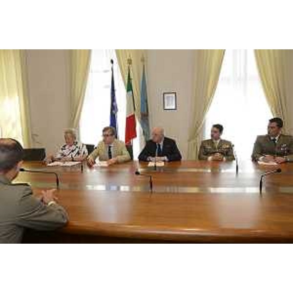 Maria Teresa Bassa Poropat (presidente Provincia Trieste), Francesco Peroni (assessore regionale Friuli Venezia Giulia) e Alipio Mugnaioni (Presidente nazionale Associazione Arma Cavalleria) – Trieste 05/06/2015