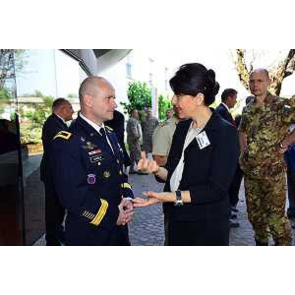 Il generale di Brigata Cavoli (Comandante 7° Comando congiunto multinazionale addestramento) e Mariagrazia Santoro (Assessore regionale Pianificazione territoriale) - Udine 09/06/2015