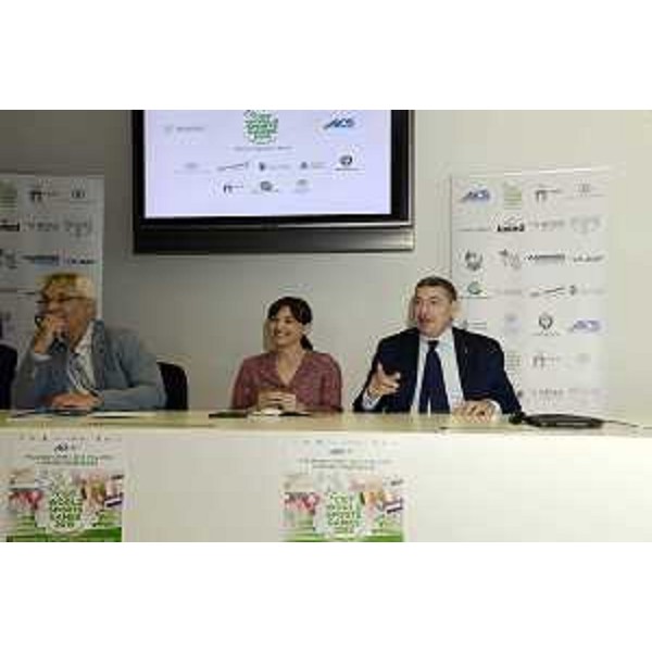 Debora Serracchiani (Presidente Regione Friuli Venezia Giulia), con Bruno Molea (Presidente AICS) e Henk Bouchoms (Direttore sportivo CSIT), alla presentazione degli World Sports Games [Giochi mondiali promossi dalla Confédération Sportive Internationale Travailliste et amateur (CSIT)] - Udine 06/06/2015