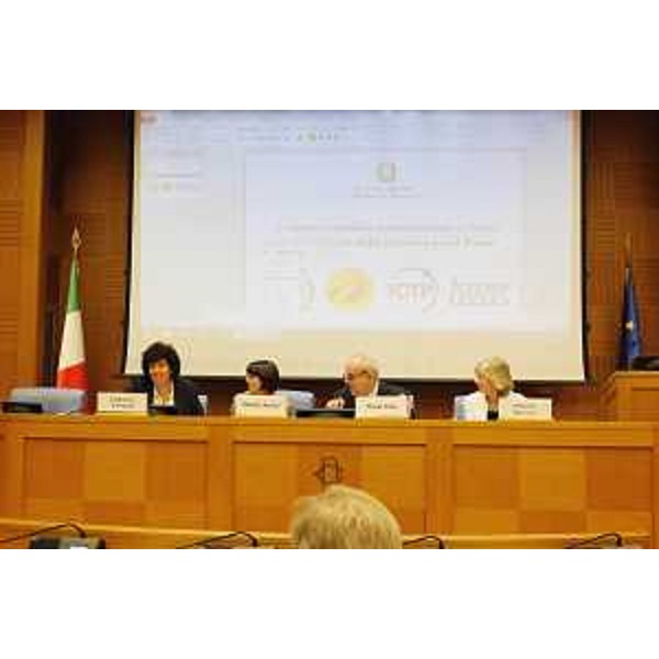 Loredana Panariti (Assessore regionale Lavoro, Formazione, Istruzione, Pari Opportunità, Politiche giovanili, Ricerca e Università), Marina Sereni (Vicepresidente Camera Deputati), Mario Giro (Sottosegretario MAE) e Stefania Giannini (Ministro Istruzione, Università e Ricerca) all'incontro "I centri scientifici internazionali in Italia per il sistema della ricerca e per il Paese", promosso dal Ministero degli Affari Esteri (MAE) nell'Aula dei gruppi parlamentari della Camera dei Deputati - Roma 10/06/2015