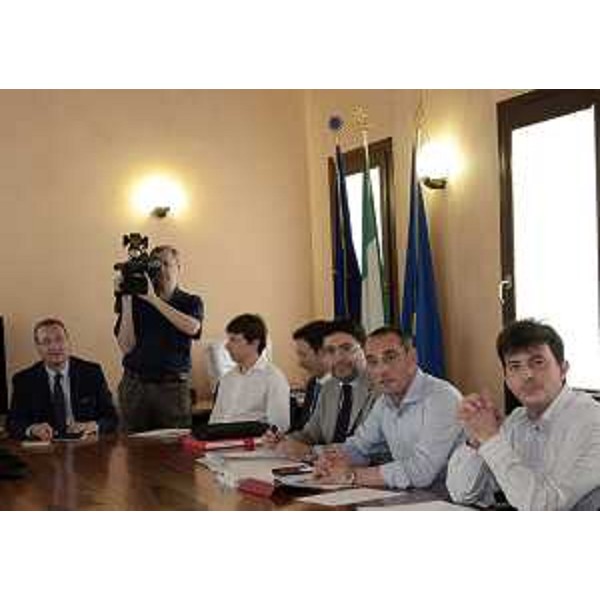 Sergio Bolzonello (Vicepresidente Regione FVG e assessore Attività produttive) al Tavolo che ha riunito i soggetti coinvolti nella vicenda relativa al sito ex Ideal Standard - Pordenone 10/06/2015
