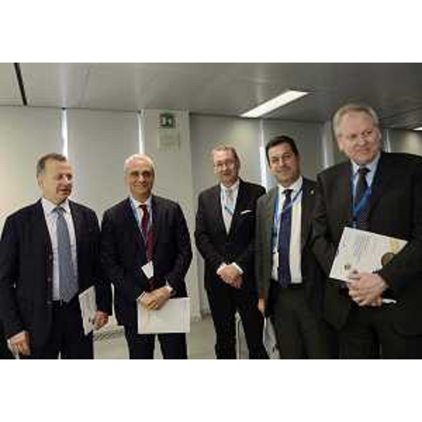 Federico Pittini (Presidente Ferriere Nord S.p.A.), Stefano Saglia (Gruppo Arvedi), Sergio Bolzonello (Vicepresidente Regione FVG e assessore Attività produttive), Franco Iacop (Presidente Consiglio regionale) e Paolo Felice (Amministratore delegato Ferriere Nord S.p.A.) all'inaugurazione dei Nuovi Impianti di Produzione di Ossigeno Gassoso presso Ferriere Nord S.p.A. - Osoppo 12/06/2015