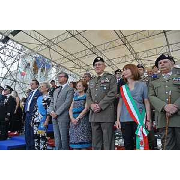 Ettore Rosato (Deputato), Maria Teresa Bassa Poropat (Presidente Provincia Trieste), Francesco Peroni (Assessore regionale Finanze), Francesca Adelaide Garufi (Prefetto Trieste), Giovan Battista Borrini (Generale Corpo d'Armata, sottocapo di Stato Maggiore Esercito) e Antonella Grim (Assessore Educazione Comune Trieste) alla solenne cerimonia militare conclusiva del 44° Raduno nazionale dell'Associazione Arma di Cavalleria, in piazza Unità d'Italia - Trieste 14/06/2015