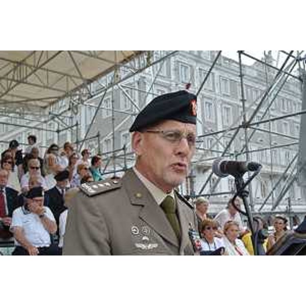 Giovan Battista Borrini (Generale Corpo d'Armata, sottocapo di Stato Maggiore Esercito) alla solenne cerimonia militare conclusiva del 44° Raduno nazionale dell'Associazione Arma di Cavalleria, in piazza Unità d'Italia - Trieste 14/06/2015