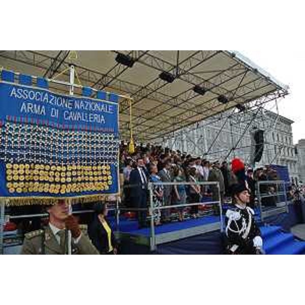 Palco delle autorità per la solenne cerimonia militare conclusiva del 44° Raduno nazionale dell'Associazione Arma di Cavalleria, in piazza Unità d'Italia - Trieste 14/06/2015