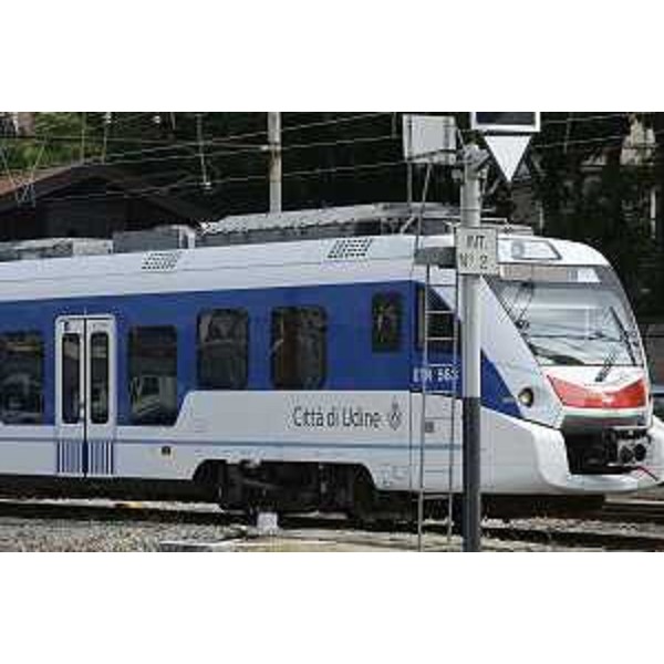Nuovo treno regionale delle Construcciones y Auxiliar de Ferrocarriles (CAF) in arrivo alla Stazione ferroviaria - Trieste 15/06/2015