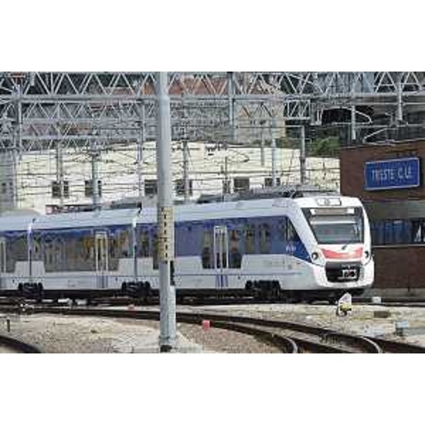 Nuovo treno regionale delle Construcciones y Auxiliar de Ferrocarriles (CAF) in arrivo alla Stazione ferroviaria - Trieste 15/06/2015