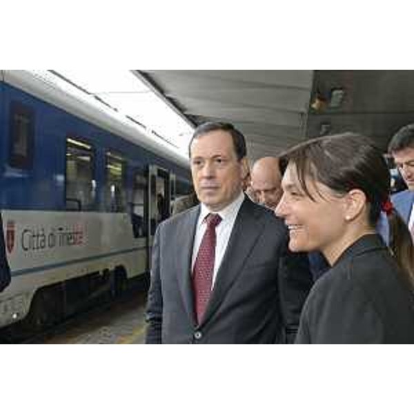 Vincenzo Soprano (Amministratore delegato Trenitalia) e Debora Serracchiani (Presidente Regione Friuli Venezia Giulia) alla Stazione ferroviaria accanto al nuovo elettrotreno ETR 563, costruito dalle Construcciones y Auxiliar de Ferrocarriles (CAF) per la Regione FVG - Udine 16/06/2015