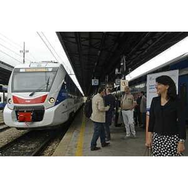 Mariagrazia Santoro (Assessore regionale Mobilità) alla Stazione ferroviaria accanto al nuovo elettrotreno ETR 563, costruito dalle Construcciones y Auxiliar de Ferrocarriles (CAF) per la Regione FVG - Udine 16/06/2015