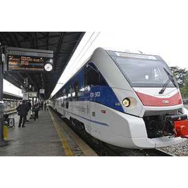 Il nuovo elettrotreno ETR 563, costruito dalle Construcciones y Auxiliar de Ferrocarriles (CAF) per la Regione FVG, in partenza dalla Stazione ferroviaria - Udine 16/06/2015
