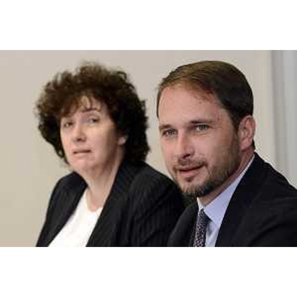 Loredana Panariti (Assessore regionale Lavoro, Formazione, Istruzione, Pari Opportunità, Politiche giovanili, Ricerca e Università) e Cristiano Shaurli (Assessore regionale Risorse agricole e forestali) durante la riunione della Giunta regionale del FVG - Trieste 16/06/2015