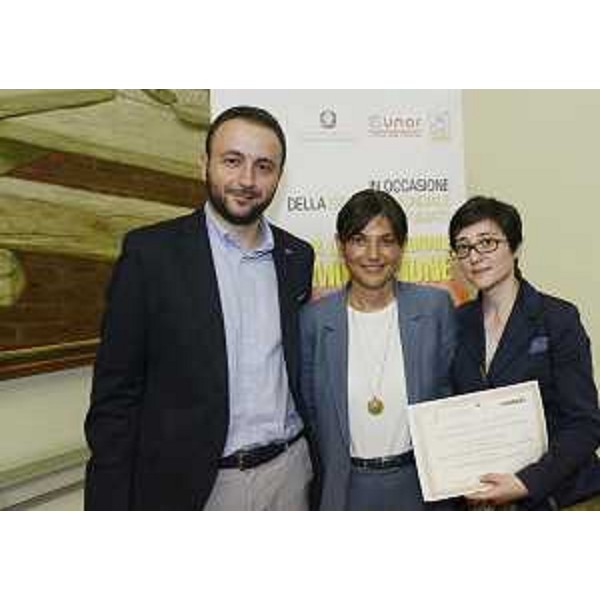 Debora Serracchiani (Presidente Regione Friuli Venezia Giulia) con i giornalisti vincitori del premio "Da rifugiati a cittadini. Cronache di quotidiana convivenza" conferito dall'UNAR - Trieste 19/06/2015