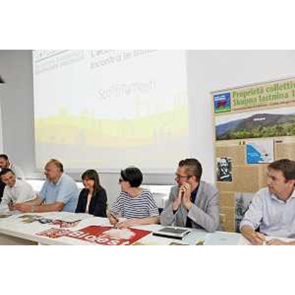Massimo Moretuzzo (Sindaco Mereto di Tomba), Roberto Cosolini (Sindaco Trieste), Debora Serracchiani (Presidente Regione Friuli Venezia Giulia), Elena Marchigiani (Assessore Pianificazione urbana Comune Trieste), Alessio Gratton e Andrea Ussai (Consiglieri regionali) al dibattito "L'economia solidale incontra le istituzioni", organizzato nell'ambito dell'Incontro Nazionale di Economia Solidale (INES), nel Parco di San Giovanni - Trieste 20/06/2015