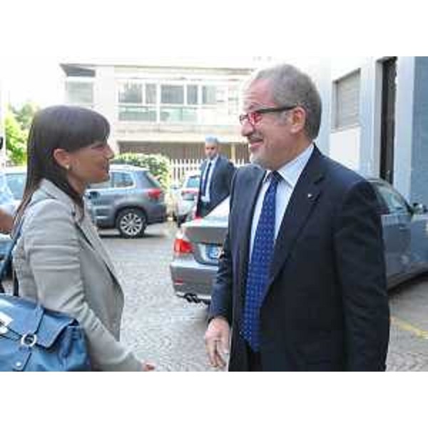 I presidenti Debora Serracchiani (Regione Friuli Venezia Giulia) e Roberto Maroni (Regione Lombardia) all'ingresso dell'Agenzia Regionale Emergenza Urgenze (AREU) - Milano 22/06/2015 (Foto Agenzia Stampa Lombardia Notizie)