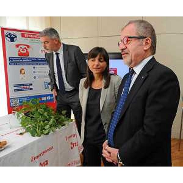 Paolo Panontin (Assessore delegato Protezione civile Regione FVG), Debora Serracchiani (Presidente Regione Friuli Venezia Giulia) e Roberto Maroni (Presidente Regione Lombardia) alla Centrale operativa che gestisce il servizio di Emergenza 112 sul territorio milanese - Milano 22/06/2015 (Foto Agenzia Stampa Lombardia Notizie)