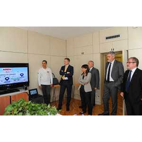 Alberto Zoli [Direttore generale Agenzia Regionale Emergenza Urgenze (AREU)], Debora Serracchiani (Presidente Regione Friuli Venezia Giulia), Paolo Panontin (Assessore delegato Protezione civile Regione FVG) e Roberto Maroni (Presidente Regione Lombardia) alla Centrale operativa che gestisce il servizio di Emergenza 112 sul territorio milanese - Milano 22/06/2015 (Foto Agenzia Stampa Lombardia Notizie)