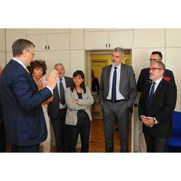 Alberto Zoli [Direttore generale Agenzia Regionale Emergenza Urgenze (AREU)], Debora Serracchiani (Presidente Regione Friuli Venezia Giulia), Paolo Panontin (Assessore delegato Protezione civile Regione FVG) e Roberto Maroni (Presidente Regione Lombardia) alla Centrale operativa che gestisce il servizio di Emergenza 112 sul territorio milanese - Milano 22/06/2015 (Foto Agenzia Stampa Lombardia Notizie)