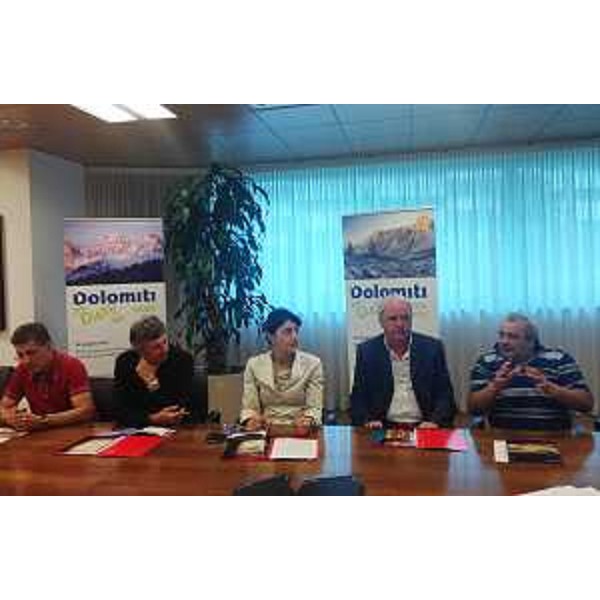 Graziano Danelin (Direttore Parco Dolomiti Friulane), Pierpaolo Zanchetta (Servizio Tutela Paesaggio e Biodiversità Regione FVG), Mariagrazia Santoro (Assessore regionale Pianificazione territoriale), Sergio Bergnach (Fondazione Dolomiti Unesco) e Luciano Pizzin (Presidente Parco Dolomiti Friulane) alla presentazione di "Dolomiti Days Estate 2015" - Udine 22/06/2015
