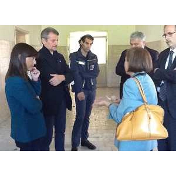 Debora Serracchiani (Presidente Regione Friuli Venezia Giulia), Luciano Sulli (Direttore centrale Protezione civile FVG), Provvidenza Delfina Raimondo (Prefetto Udine), Claudio Cracovia (Questore Udine) e Gianni Torrenti (Assessore regionale Solidarietà) durante il sopralluogo alla Caserma Cavarzerani in via Cividale - Udine 24/06/2015