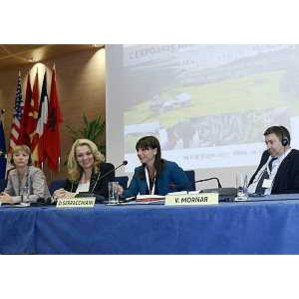 Tanja Strnisa (Sottosegretario Agricoltura Slovenia), Sanja Vlahovic (Ministro Scienza Montenegro), Debora Serracchiani (Presidente Regione Friuli Venezia Giulia) e Vedran Mornar (Ministro Scienza Croazia) al Food East Research and Innovation Forum 2015 - Udine 24/06/2015