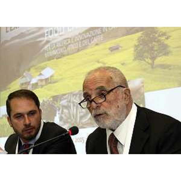 Cristiano Shaurli (Assessore regionale Risorse agricole e forestali) e Adriano De Maio (AREA Science Park), in rappresentanza del Coordinamento degli Enti di Ricerca Regionali (CER), al Food East Research and Innovation Forum 2015 - Udine 24/06/2015