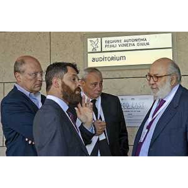A destra, Giovanni Caracciolo Di Vietri [Segretario generale Iniziativa Centro Europea (InCE)] al Food East Research and Innovation Forum 2015 - Udine 24/06/2015