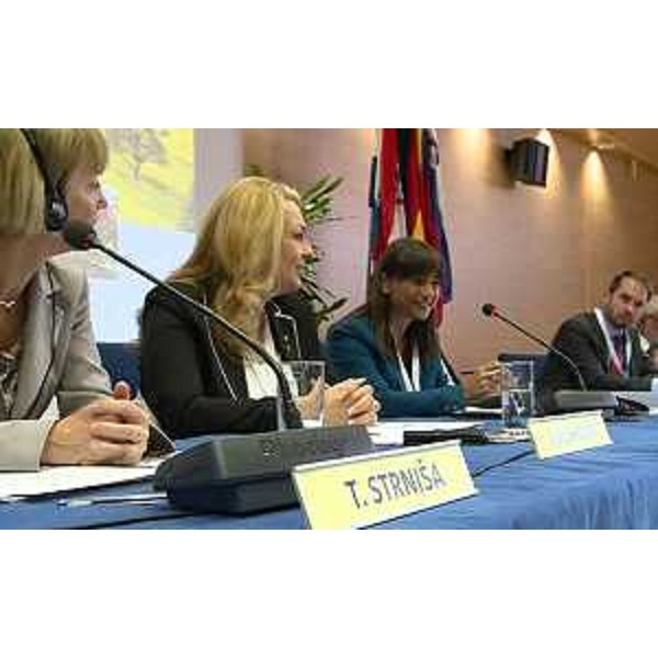 Tanja Strnisa (Sottosegretario Agricoltura Slovenia), Sanja Vlahovic (Ministro Scienza Montenegro), Debora Serracchiani (Presidente Regione Friuli Venezia Giulia) e Cristiano Shaurli (Assessore regionale Risorse agricole e forestali) al Food East Research and Innovation Forum 2015 - Udine 24/06/2015