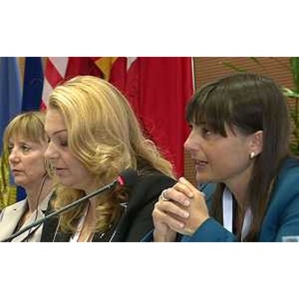 Tanja Strnisa (Sottosegretario Agricoltura Slovenia), Sanja Vlahovic (Ministro Scienza Montenegro) e Debora Serracchiani (Presidente Regione Friuli Venezia Giulia) al Food East Research and Innovation Forum 2015 - Udine 24/06/2015