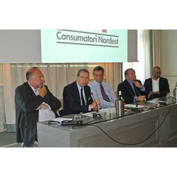 Roberto Cosolini (Sindaco Trieste), Sergio Bolzonello (Vicepresidente Regione FVG e assessore Attività produttive e Cooperazione), Paolo Cattabiani, Dino Bomben e Edwin Ferrari (Presidente, vicepresidente e direttore Marketing e Comunicazione Coop Consumatori Nordest) alla conferenza stampa in cui si annuncia la riapertura (1° luglio 2015) di 11 punti vendita (ex Cooperative Operaie) da parte di Coop Consumatori Nordest - Trieste 25/06/2015