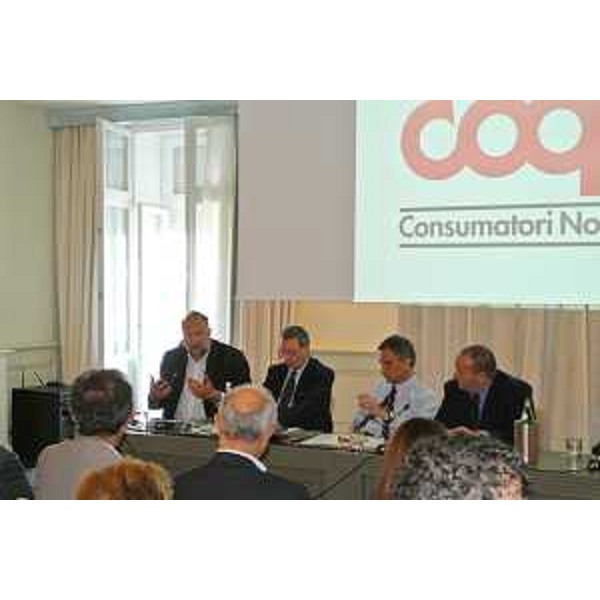Roberto Cosolini (Sindaco Trieste), Sergio Bolzonello (Vicepresidente Regione FVG e assessore Attività produttive e Cooperazione), Paolo Cattabiani e Dino Bomben (Presidente e vicepresidente Coop Consumatori Nordest) alla conferenza stampa in cui si annuncia la riapertura (1° luglio 2015) di 11 punti vendita (ex Cooperative Operaie) da parte di Coop Consumatori Nordest - Trieste 25/06/2015