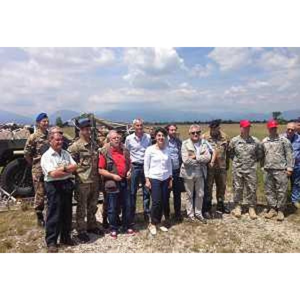 Mariagrazia Santoro (Assessore regionale Pianificazione territoriale) durante l'esercitazione di aviolancio di un velivolo militare, a simulazione delle operazioni di rifornimento a terra, nell'area militare dei Magredi - Pordenone 25/06/2015