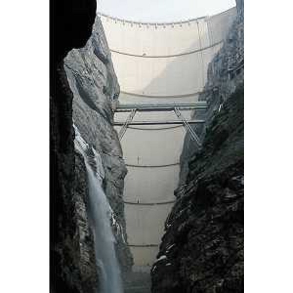 La Diga del Vajont alta 262 m. Foto: Archivio del Corpo forestale regionale 