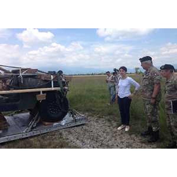 Mariagrazia Santoro (Assessore regionale Pianificazione territoriale) durante l'esercitazione di aviolancio di un velivolo militare, a simulazione delle operazioni di rifornimento a terra, nell'area militare dei Magredi - Pordenone 25/06/2015