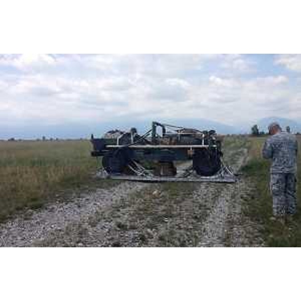 Il velivolo militare Hummer aviolanciato durante l'esercitazione a simulazione delle operazioni di rifornimento a terra, nell'area militare dei Magredi - Pordenone 25/06/2015