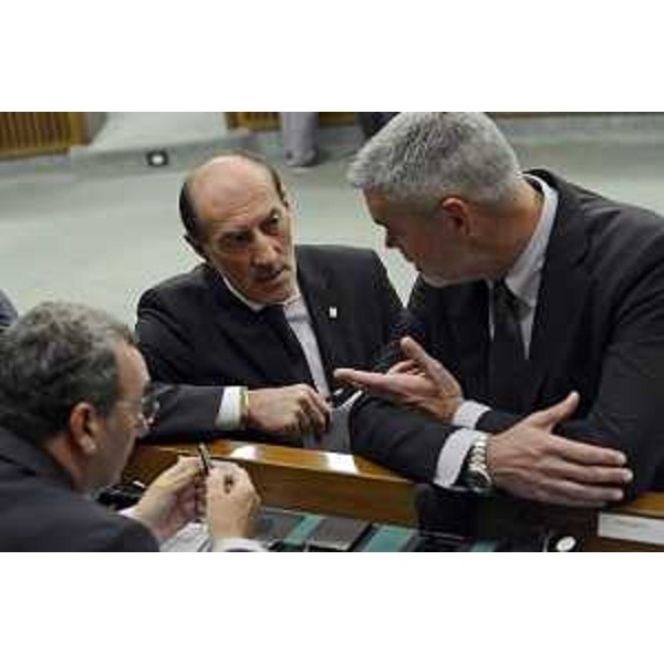 Sergio Bolzonello (Vicepresidente Regione FVG e assessore Attività produttive, Cooperazione e Turismo), Daniele Gerolin (Consigliere regionale) e Paolo Panontin (Assessore regionale Autonomie locali e Coordinamento Riforme, Caccia e risorse ittiche, delegato Protezione civile) durante i lavori del Consiglio regionale - Trieste 26/06/2015
