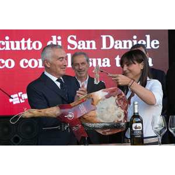 Debora Serracchiani (Presidente Regione Friuli Venezia Giulia) all'inaugurazione di "Aria di Friuli Venezia Giulia", in piazza Duomo - San Daniele del Friuli 26/06/2015