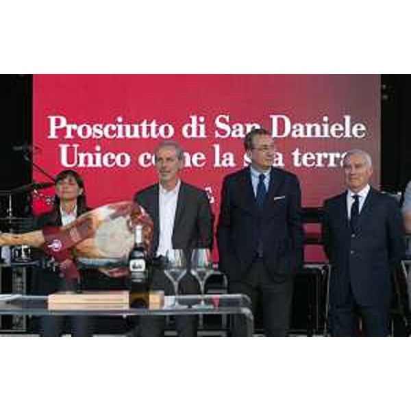 Debora Serracchiani (Presidente Regione Friuli Venezia Giulia) e Sergio Bolzonello (Vicepresidente Regione FVG e assessore Attività produttive) all'inaugurazione di "Aria di Friuli Venezia Giulia", in piazza Duomo - San Daniele del Friuli 26/06/2015