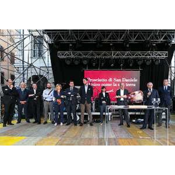 Isabella De Monte (Europarlamentare), Franco Iacop (Presidente Consiglio regionale), Cristiano Shaurli (Assessore regionale Risorse agricole e forestali), Debora Serracchiani (Presidente Regione Friuli Venezia Giulia) e Sergio Bolzonello (Vicepresidente Regione FVG e assessore Attività produttive) all'inaugurazione di "Aria di Friuli Venezia Giulia", in piazza Duomo - San Daniele del Friuli 26/06/2015